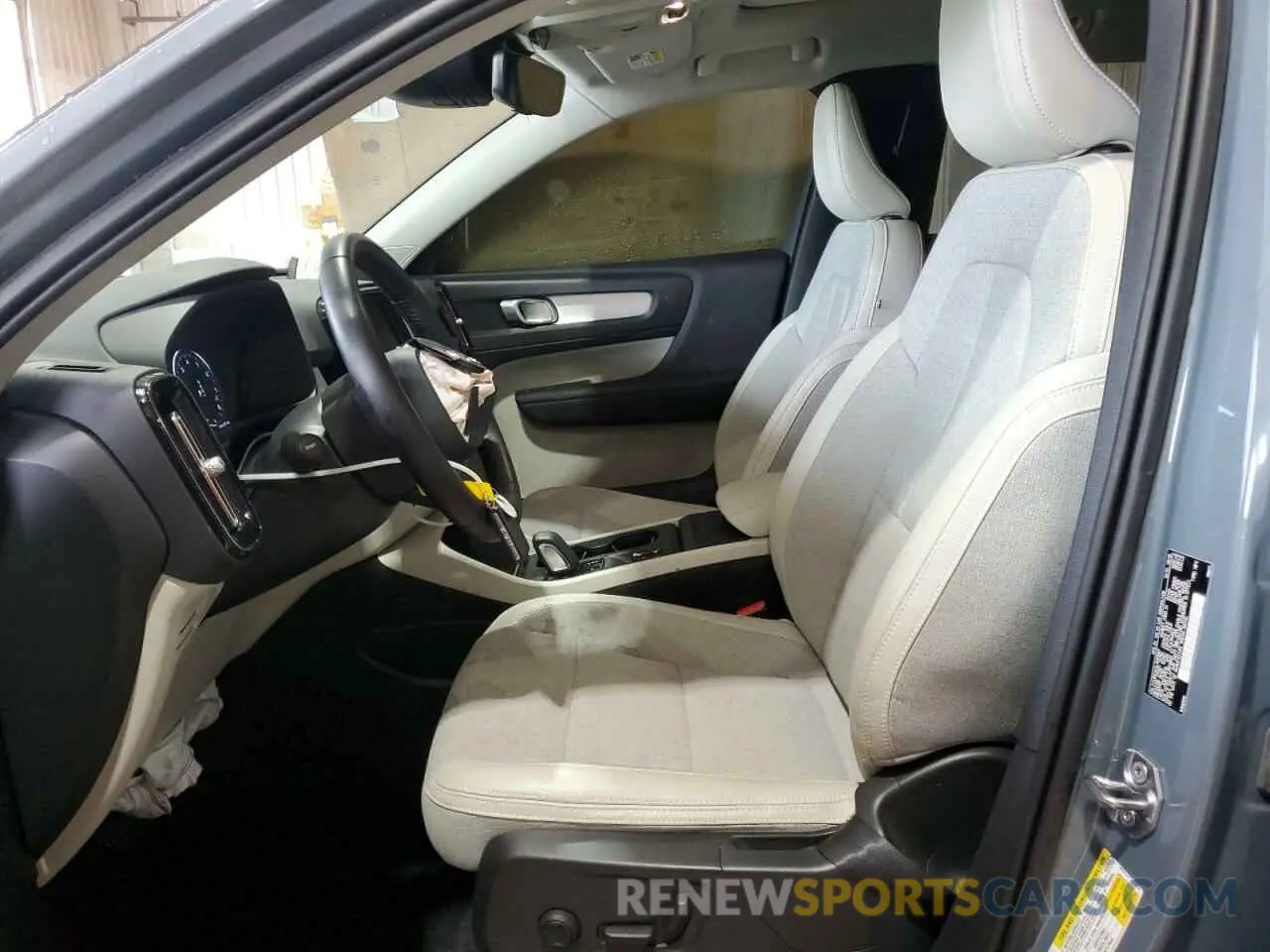 7 Photograph of a damaged car YV4162UK4L2200587 VOLVO XC40 2020