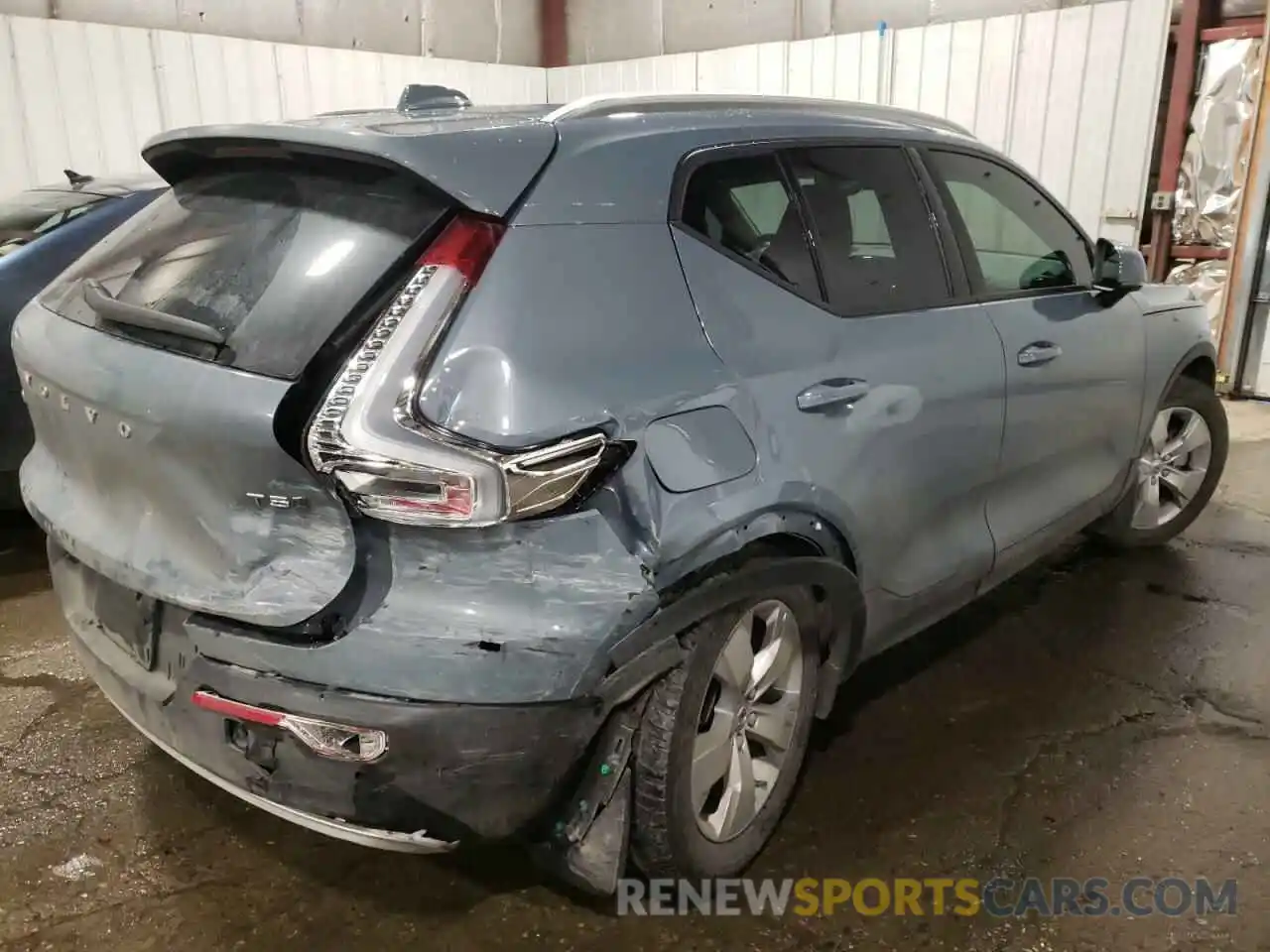 3 Photograph of a damaged car YV4162UK4L2310068 VOLVO XC40 2020