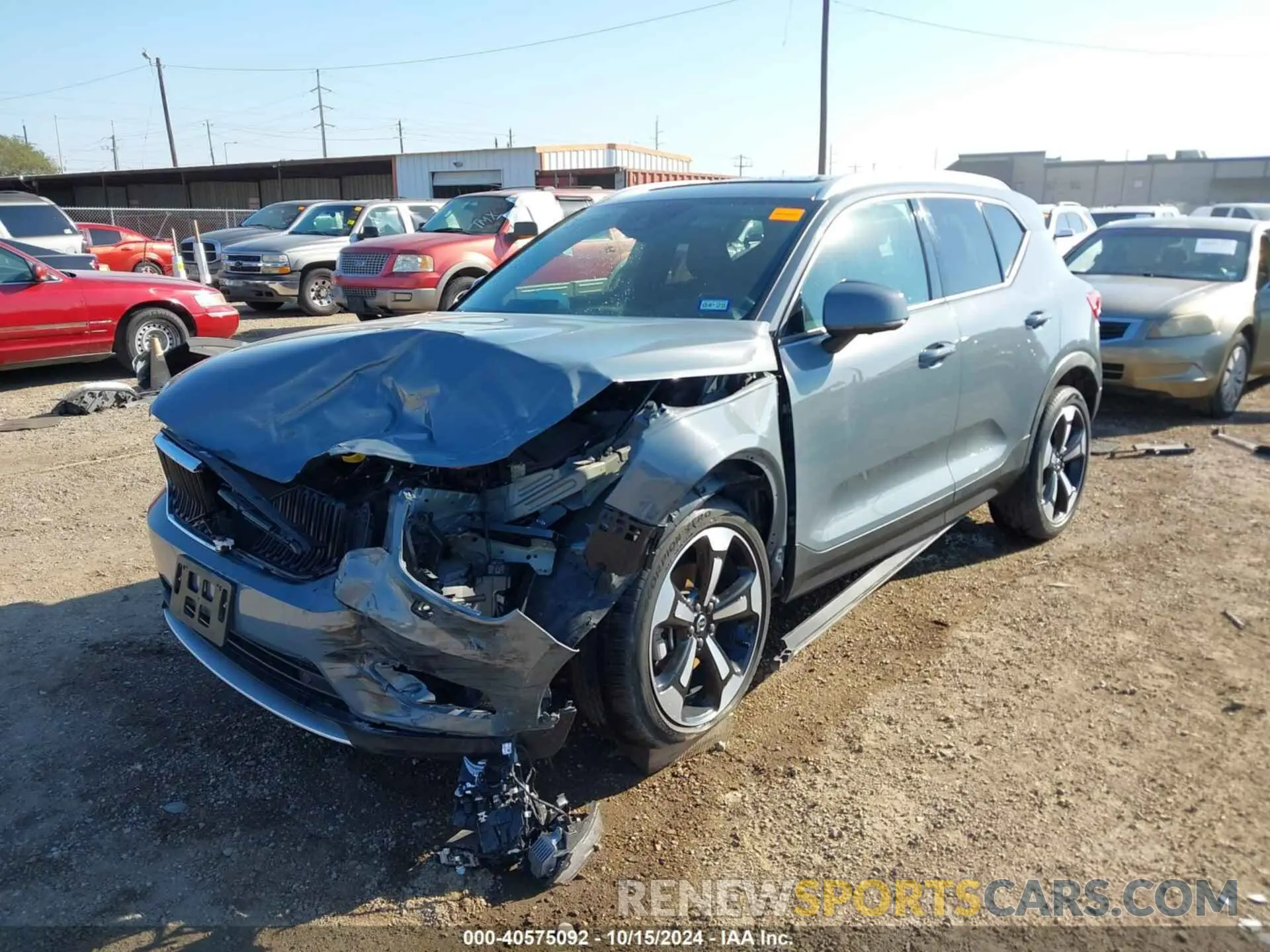 2 Photograph of a damaged car YV4162UK4L2315335 VOLVO XC40 2020
