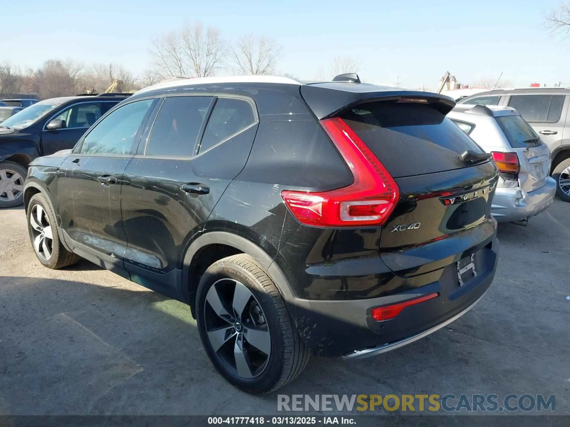 3 Photograph of a damaged car YV4162UK5L2196730 VOLVO XC40 2020