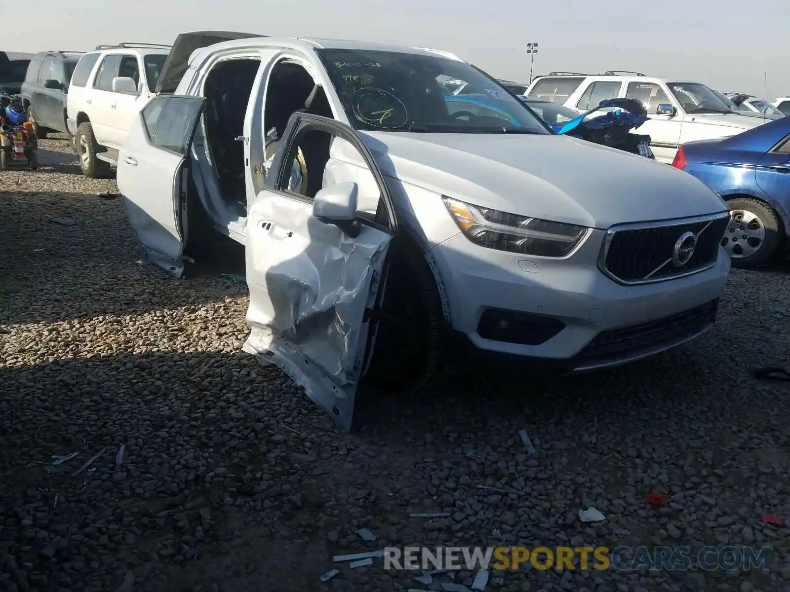 1 Photograph of a damaged car YV4162UK5L2314050 VOLVO XC40 2020