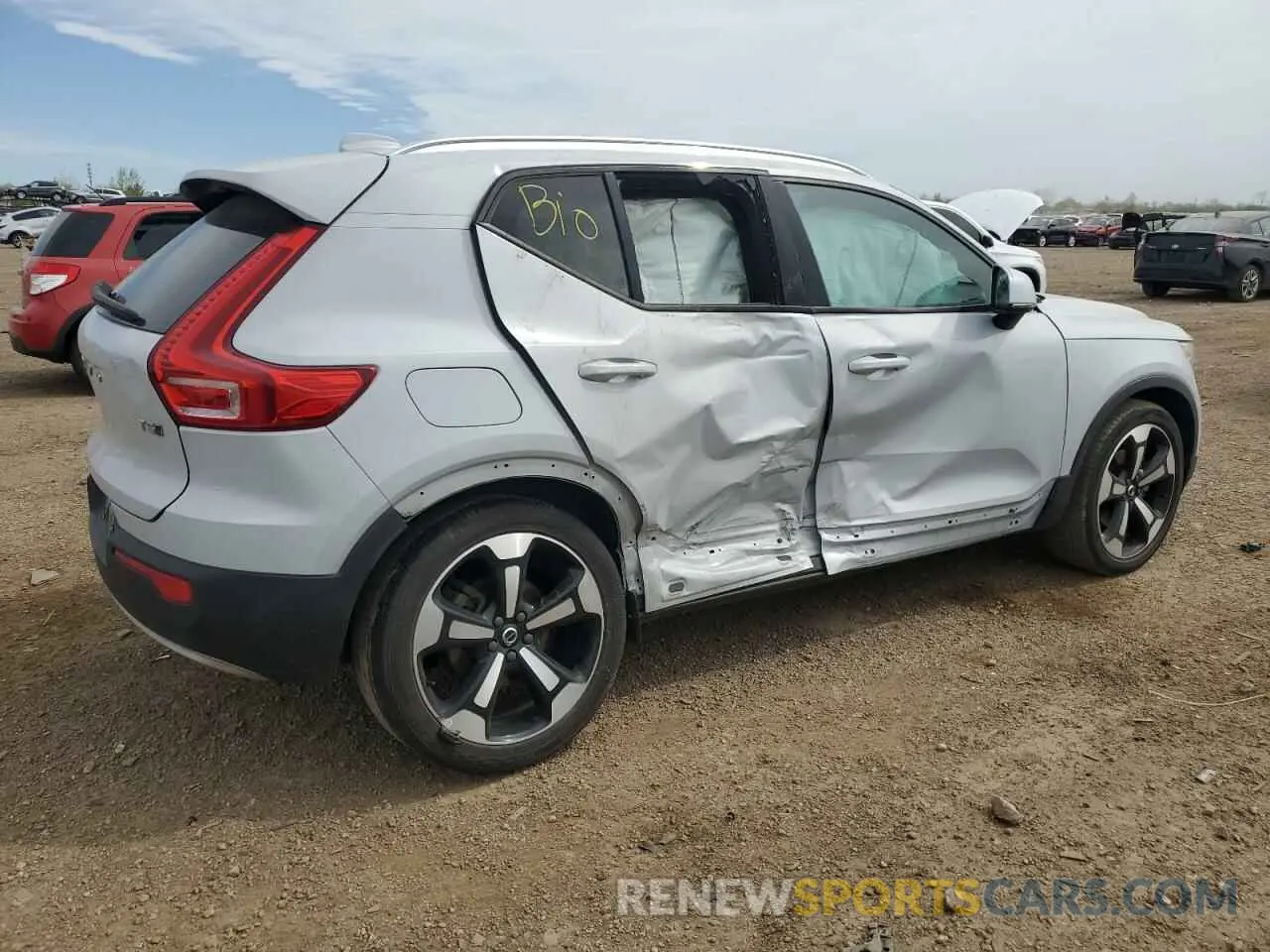 3 Photograph of a damaged car YV4162UK5L2345833 VOLVO XC40 2020