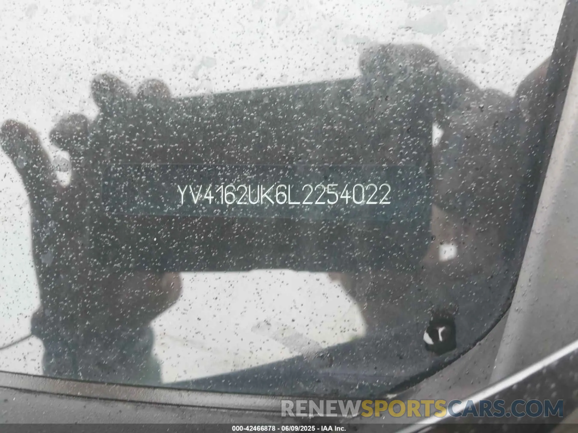 17 Photograph of a damaged car YV4162UK6L2254022 VOLVO XC40 2020