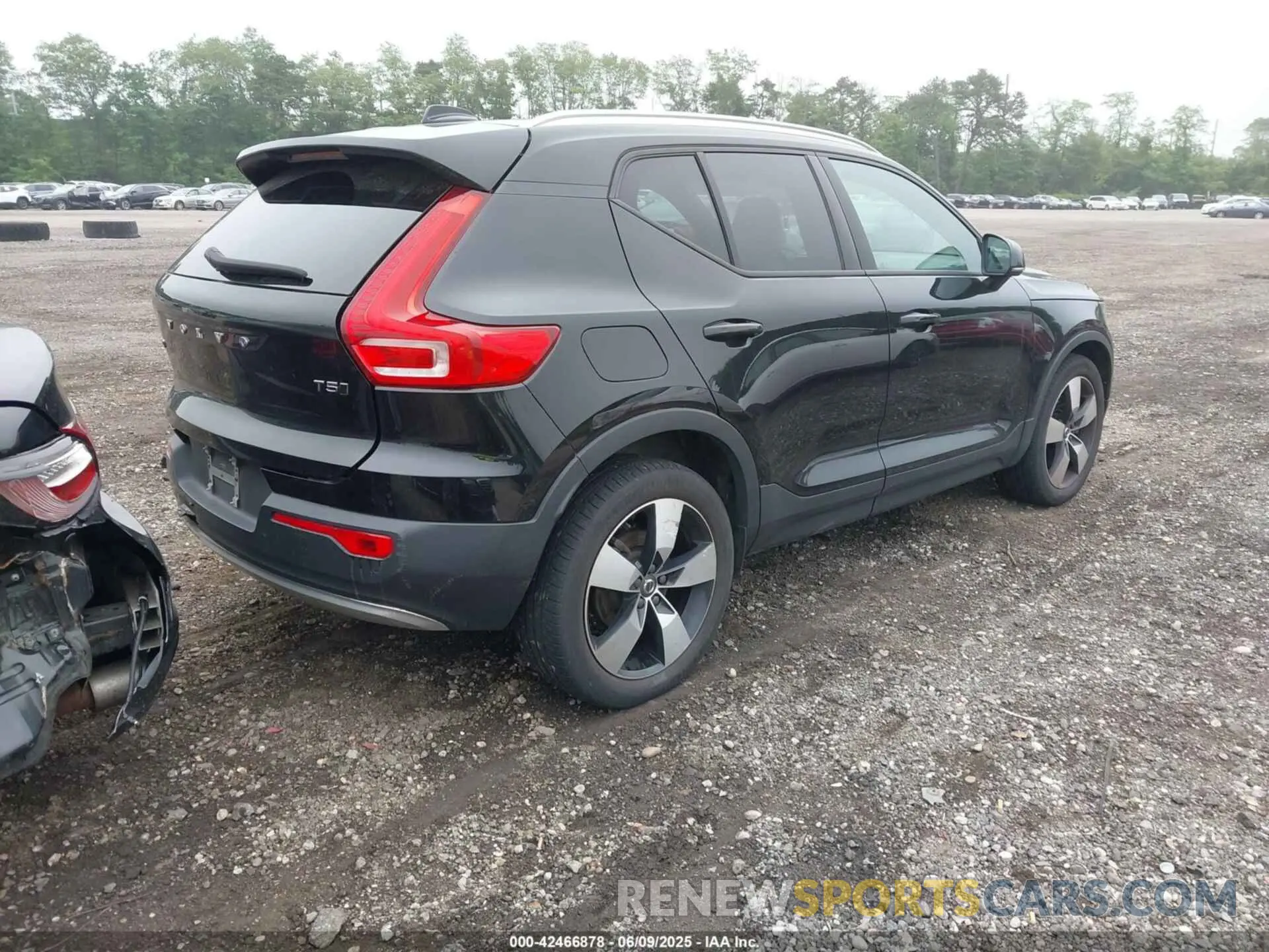 4 Photograph of a damaged car YV4162UK6L2254022 VOLVO XC40 2020