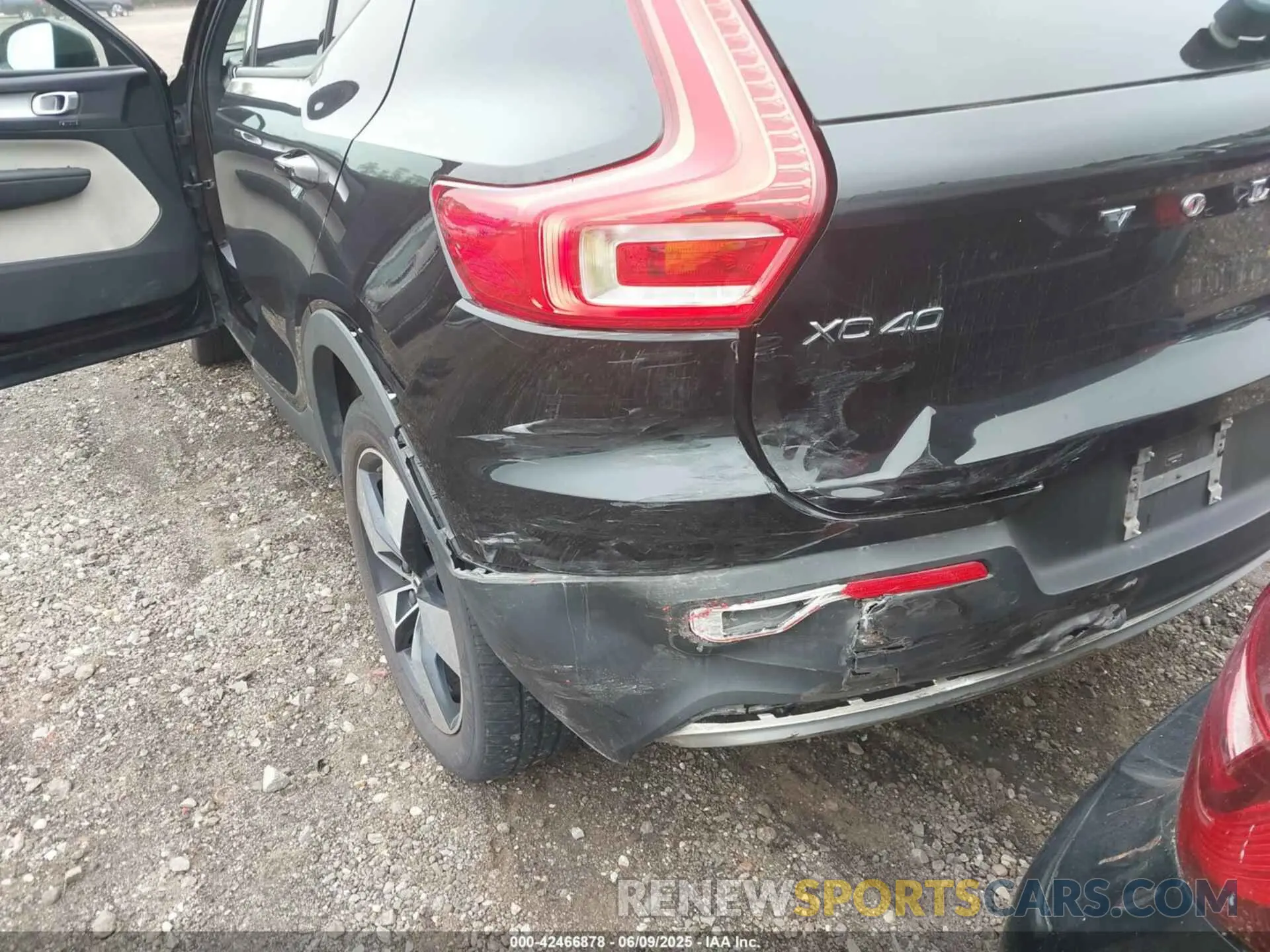 6 Photograph of a damaged car YV4162UK6L2254022 VOLVO XC40 2020