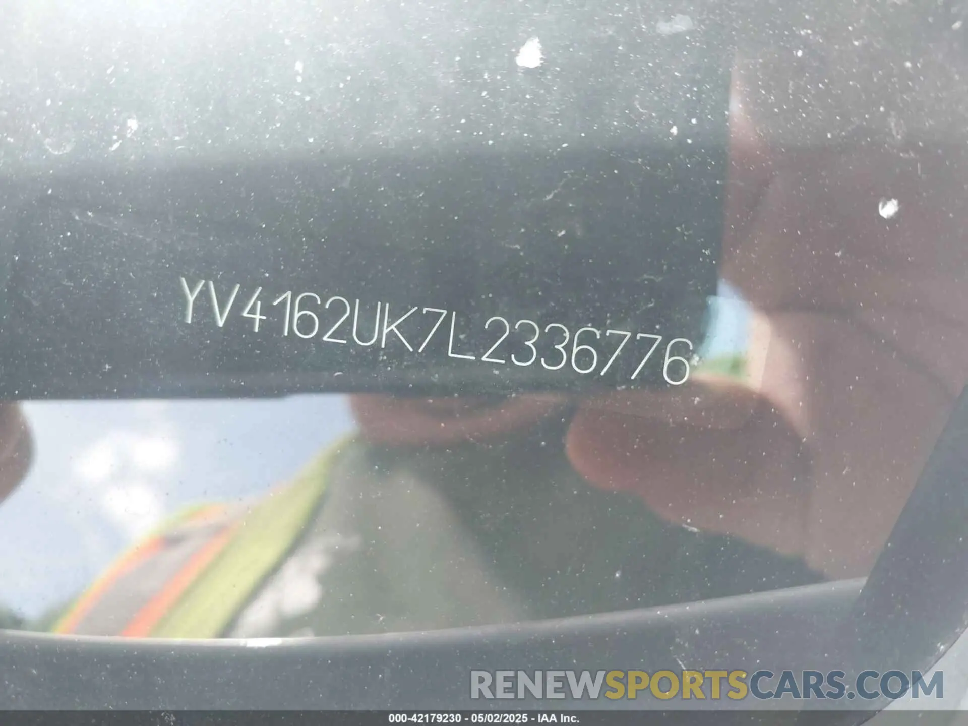 9 Photograph of a damaged car YV4162UK7L2336776 VOLVO XC40 2020