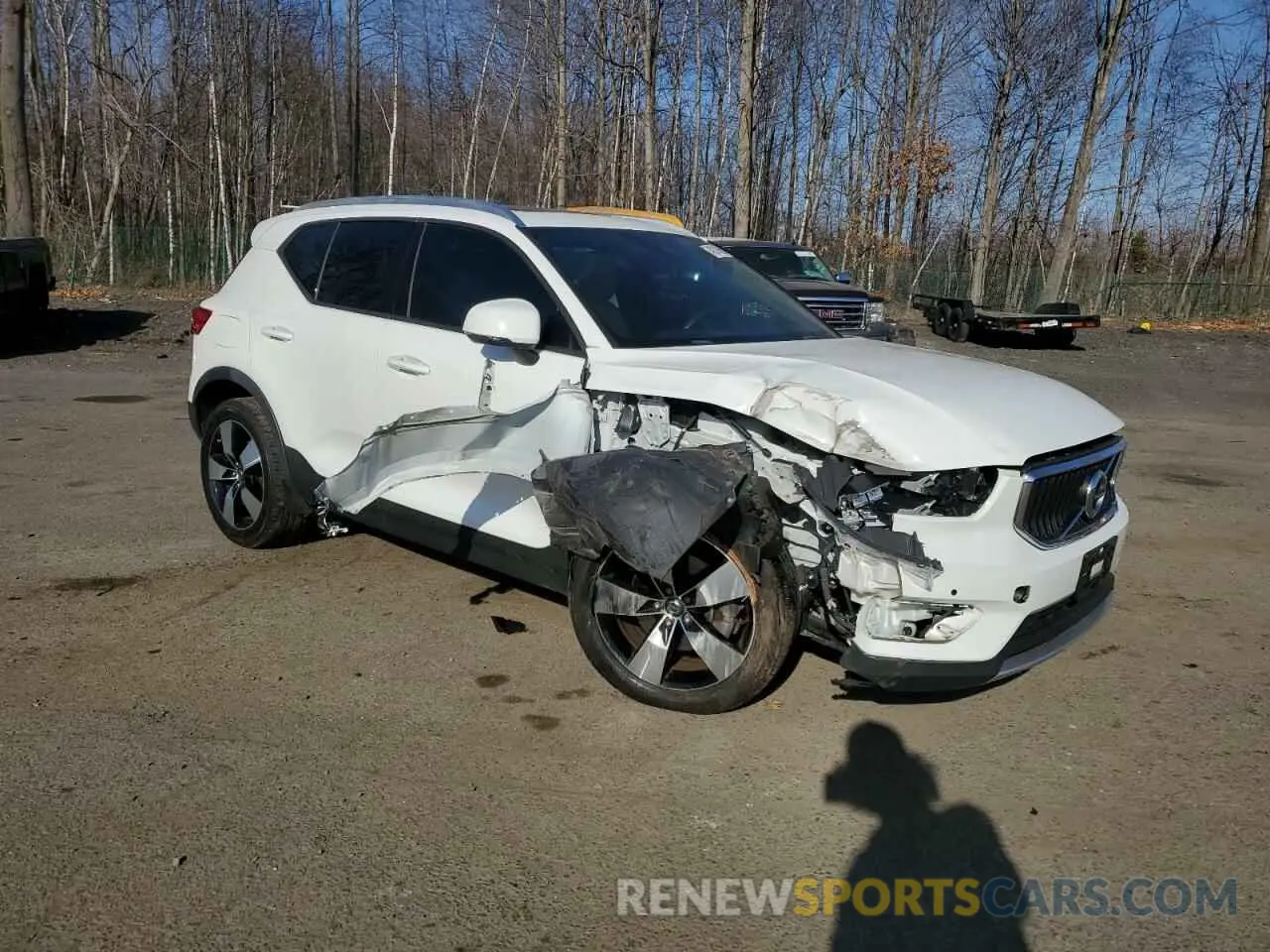 4 Photograph of a damaged car YV4162UK8L2177380 VOLVO XC40 2020