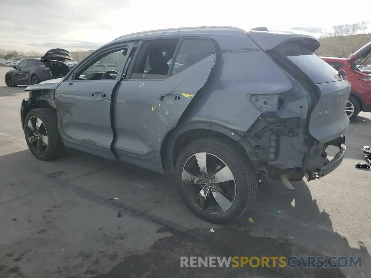 2 Photograph of a damaged car YV4162UK9L2325066 VOLVO XC40 2020