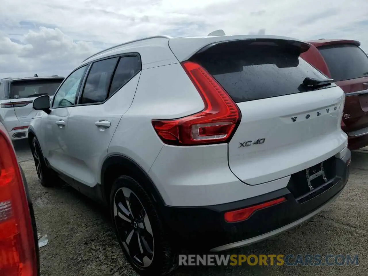 2 Photograph of a damaged car YV4162UK9L2330610 VOLVO XC40 2020