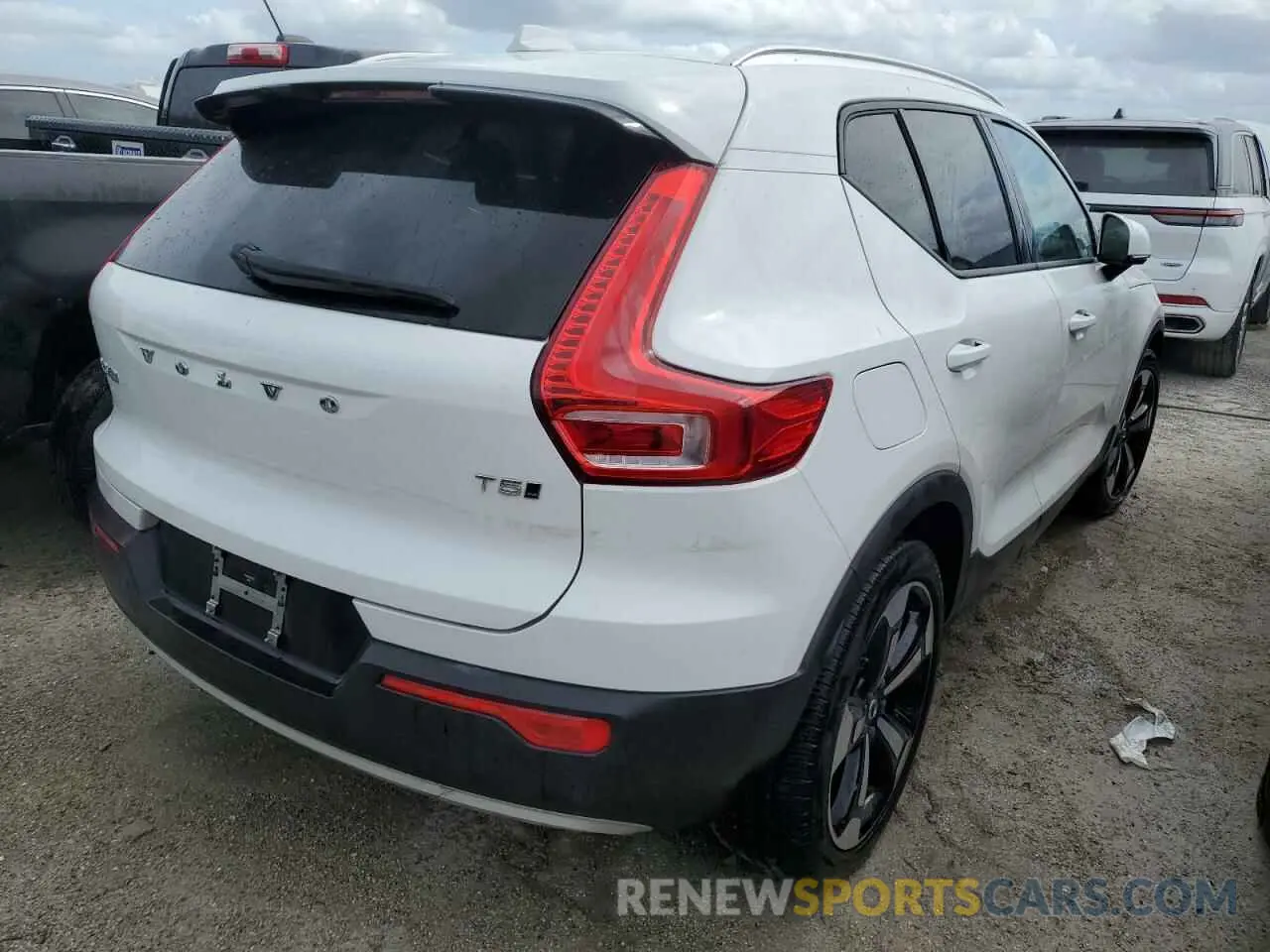 3 Photograph of a damaged car YV4162UK9L2330610 VOLVO XC40 2020