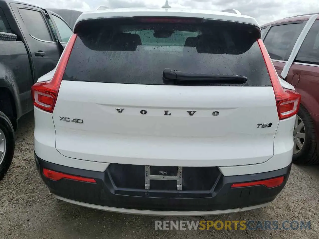 6 Photograph of a damaged car YV4162UK9L2330610 VOLVO XC40 2020