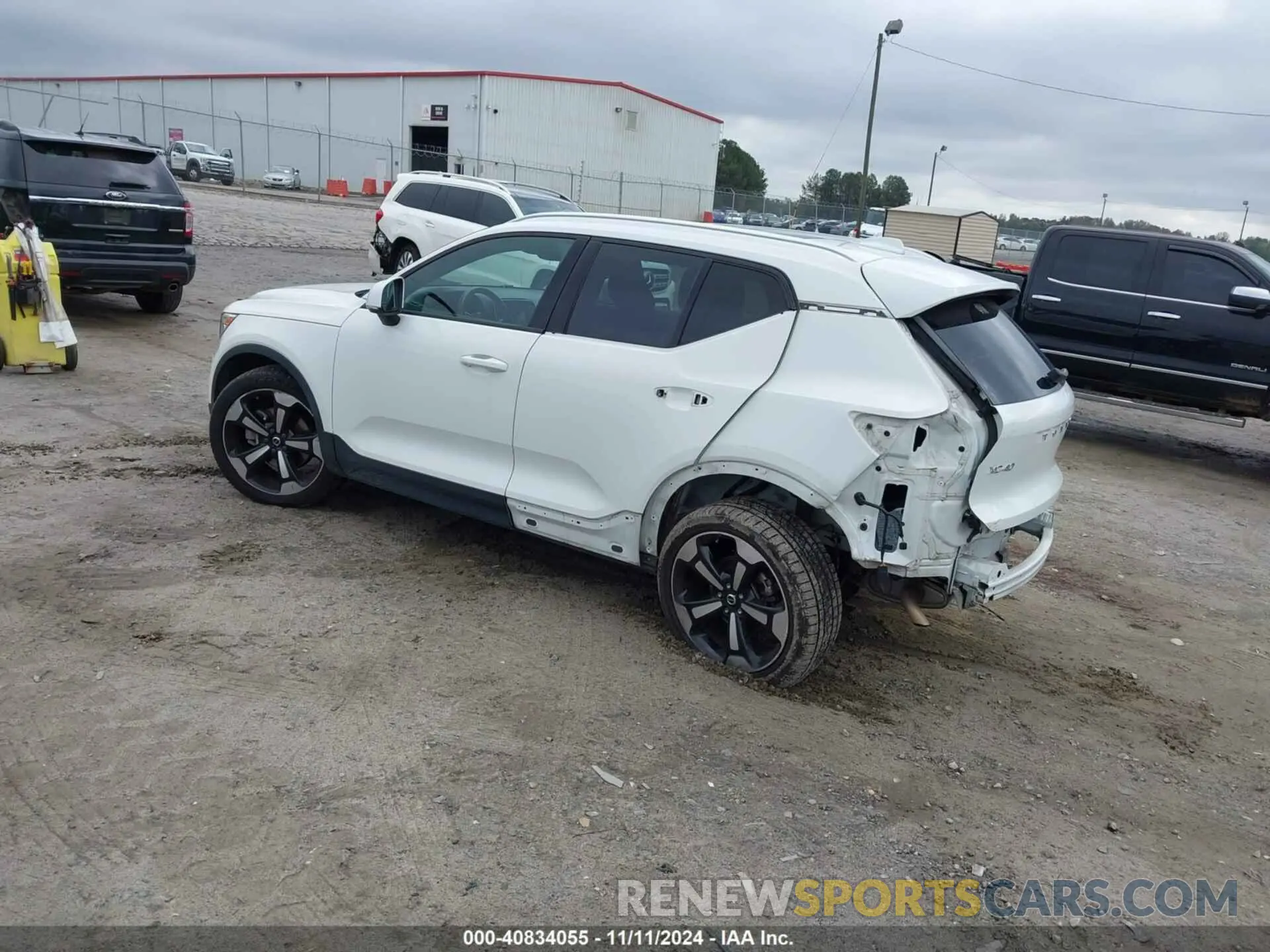 3 Photograph of a damaged car YV4162UK9L2343082 VOLVO XC40 2020