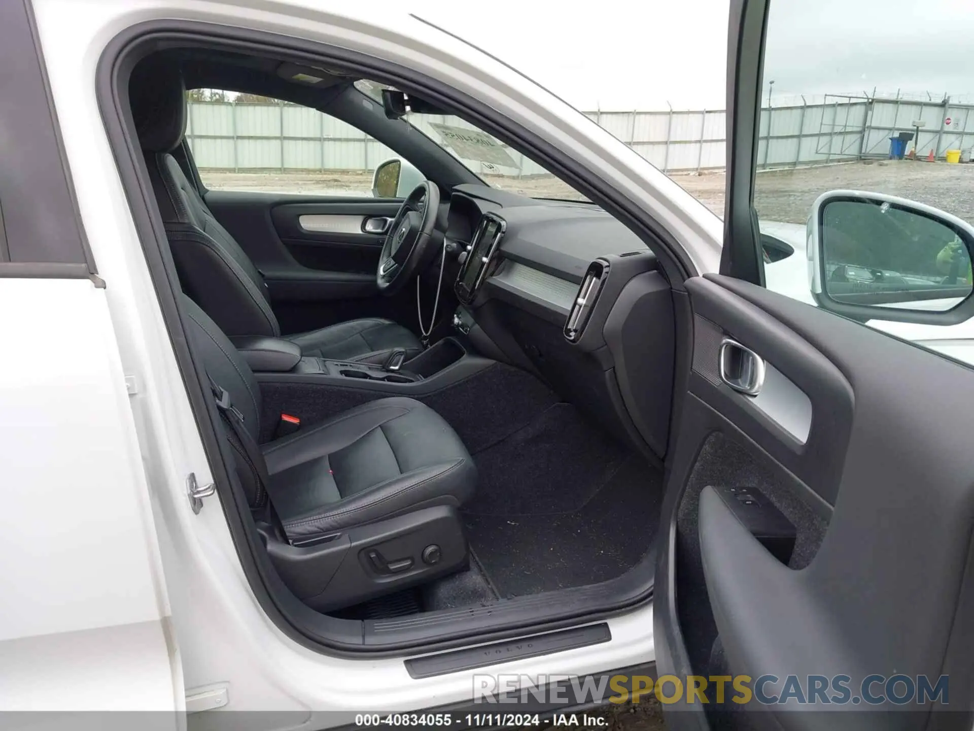 5 Photograph of a damaged car YV4162UK9L2343082 VOLVO XC40 2020