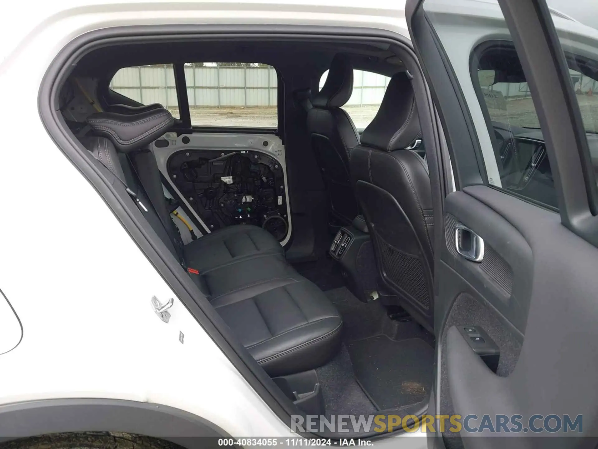 8 Photograph of a damaged car YV4162UK9L2343082 VOLVO XC40 2020
