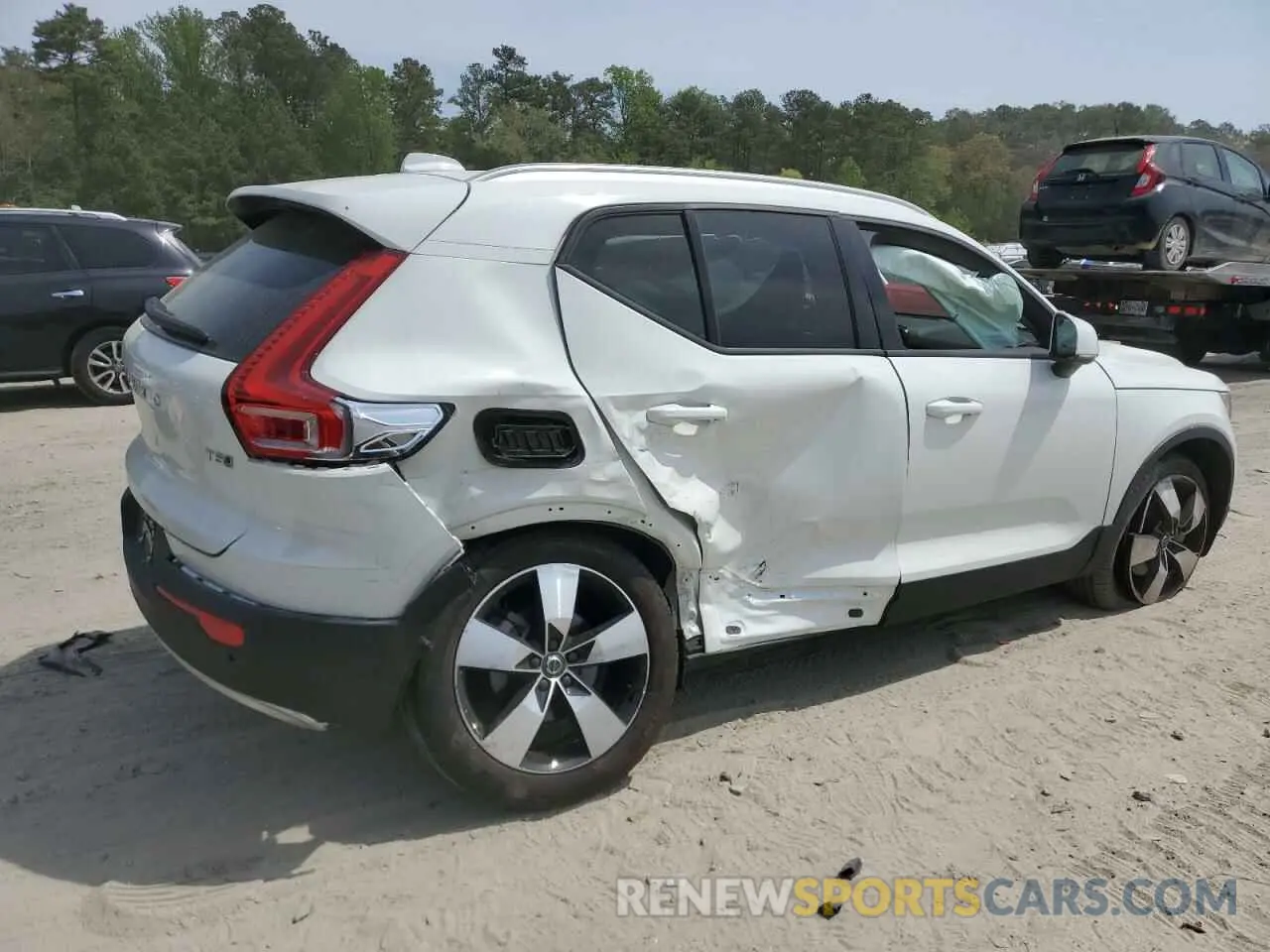 3 Photograph of a damaged car YV4162UKXL2343947 VOLVO XC40 2020
