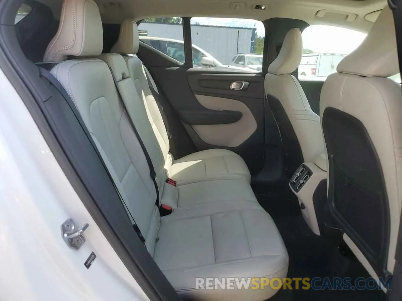 10 Photograph of a damaged car YV4162UL0L2233904 VOLVO XC40 2020