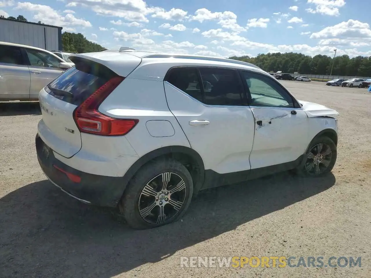 3 Photograph of a damaged car YV4162UL0L2233904 VOLVO XC40 2020