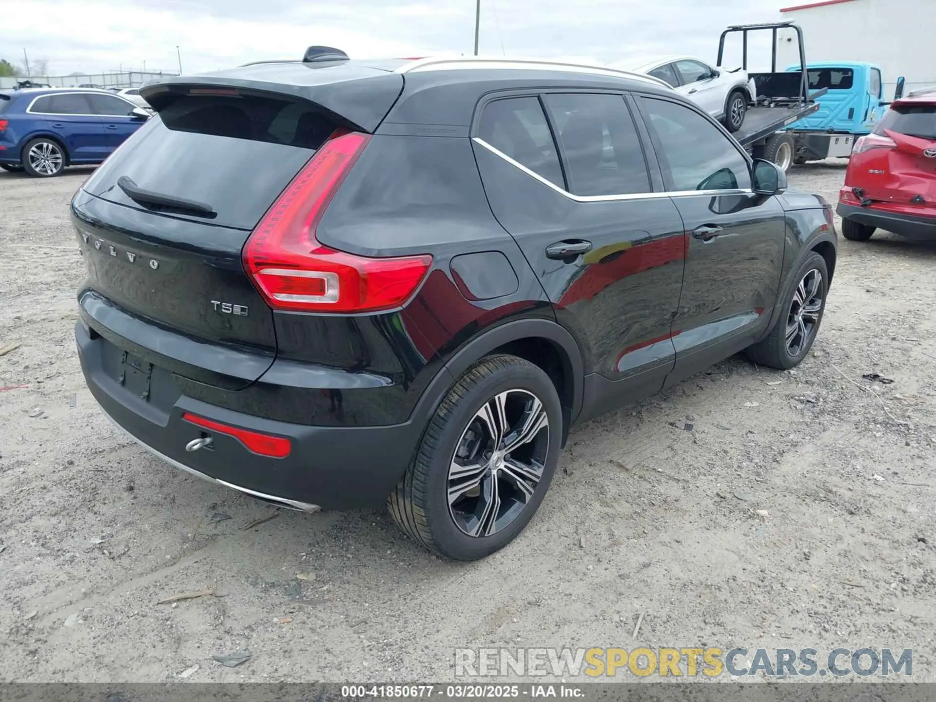 4 Photograph of a damaged car YV4162UL1L2262702 VOLVO XC40 2020