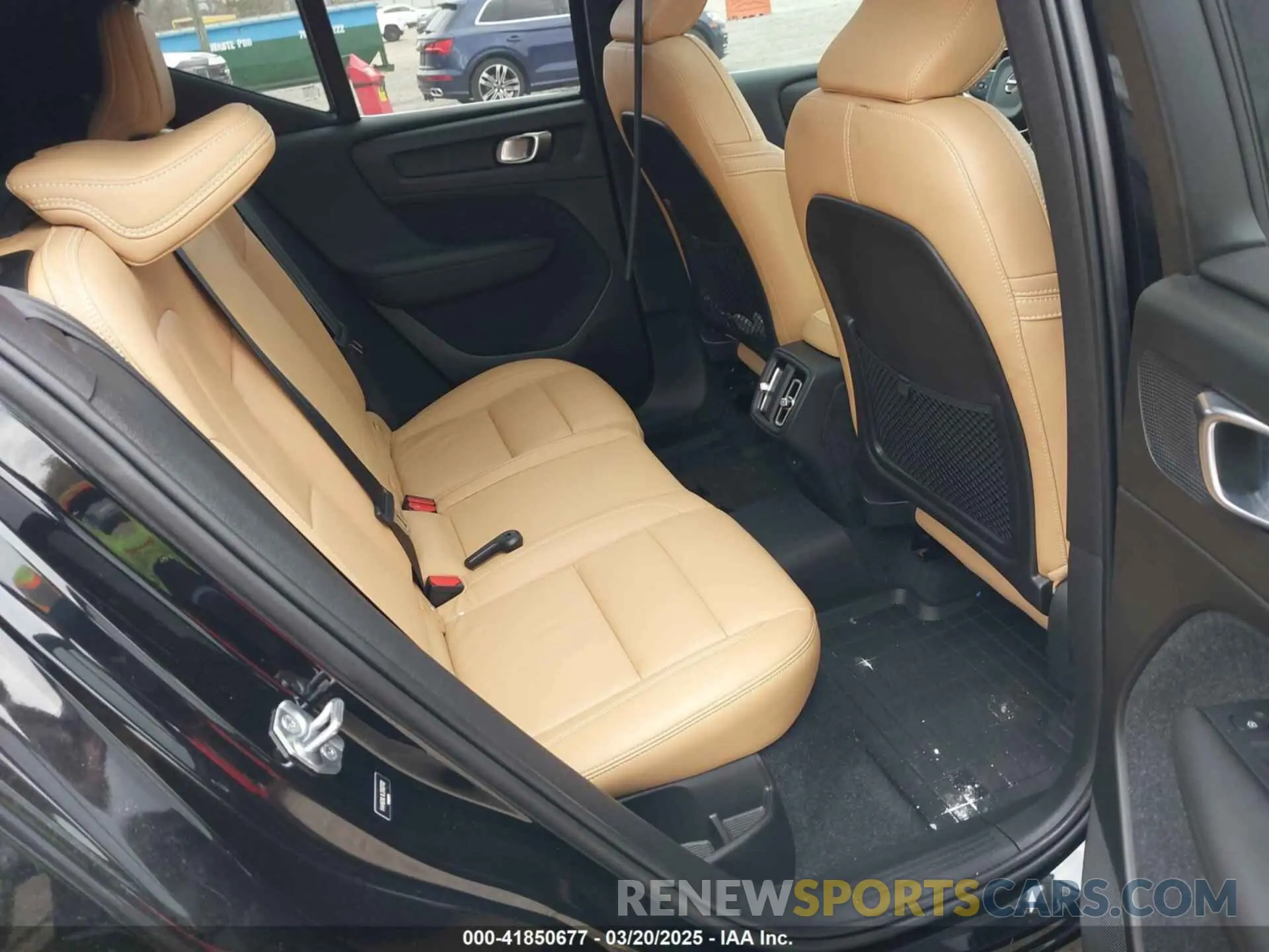 8 Photograph of a damaged car YV4162UL1L2262702 VOLVO XC40 2020