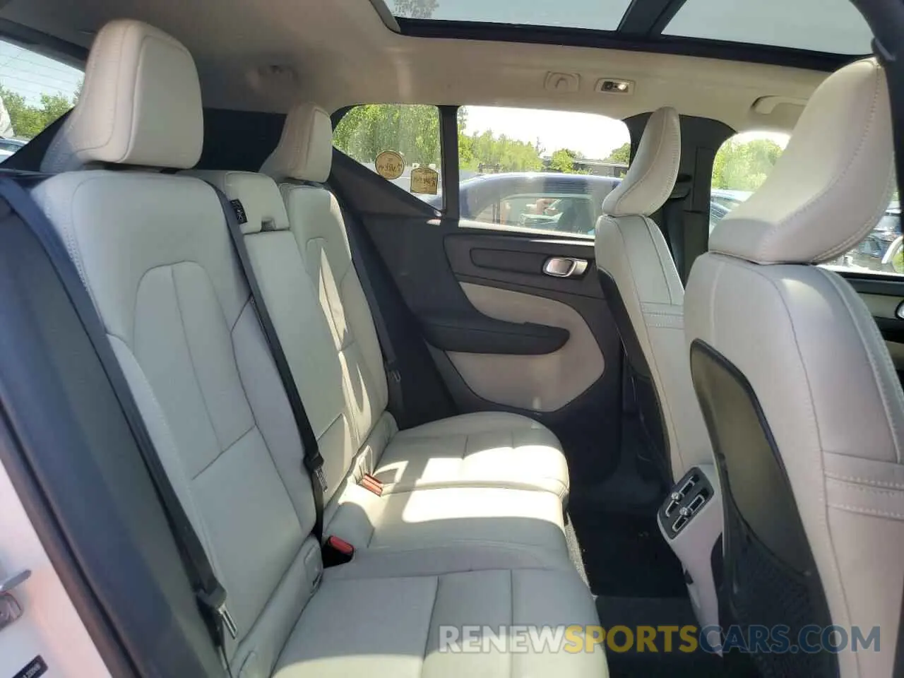 11 Photograph of a damaged car YV4162UL1L2320498 VOLVO XC40 2020