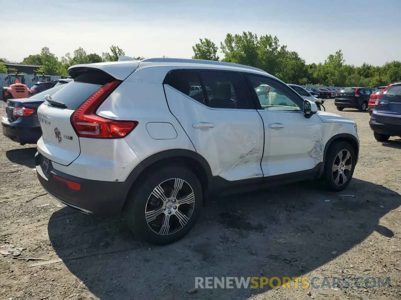 3 Photograph of a damaged car YV4162UL1L2320498 VOLVO XC40 2020