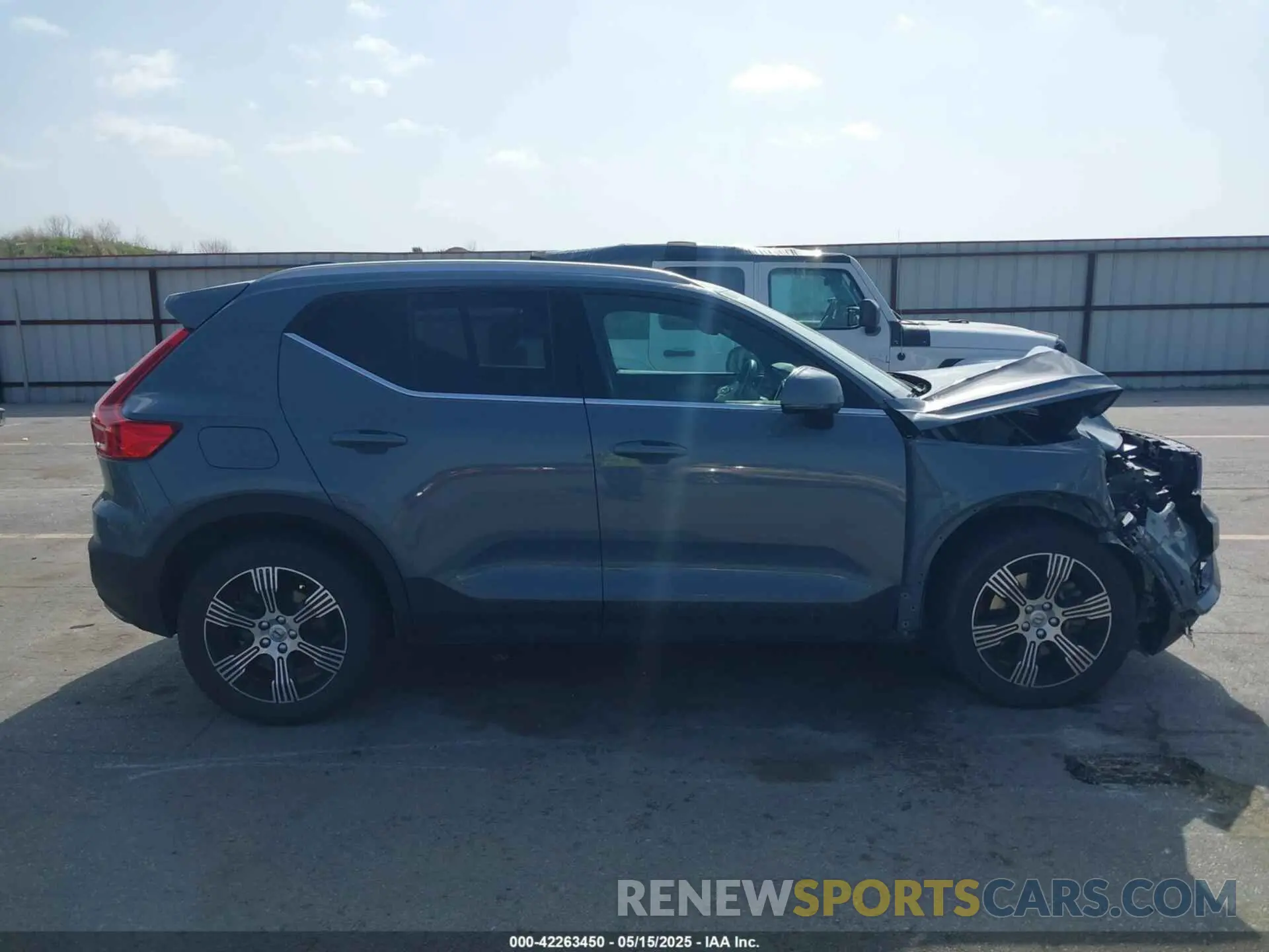 13 Photograph of a damaged car YV4162UL2L2306951 VOLVO XC40 2020