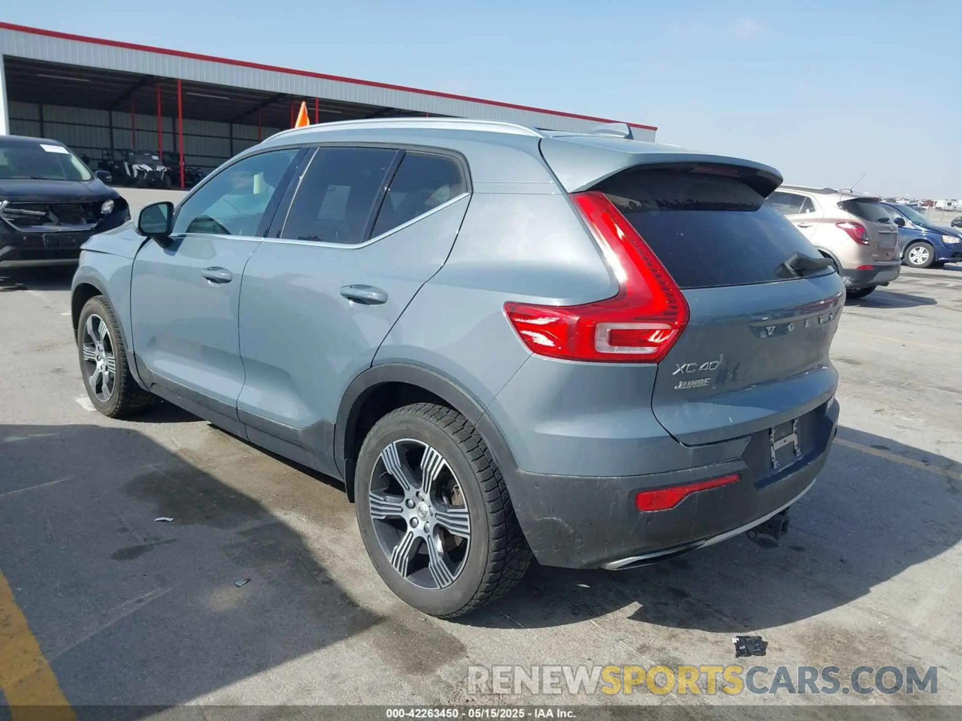 3 Photograph of a damaged car YV4162UL2L2306951 VOLVO XC40 2020