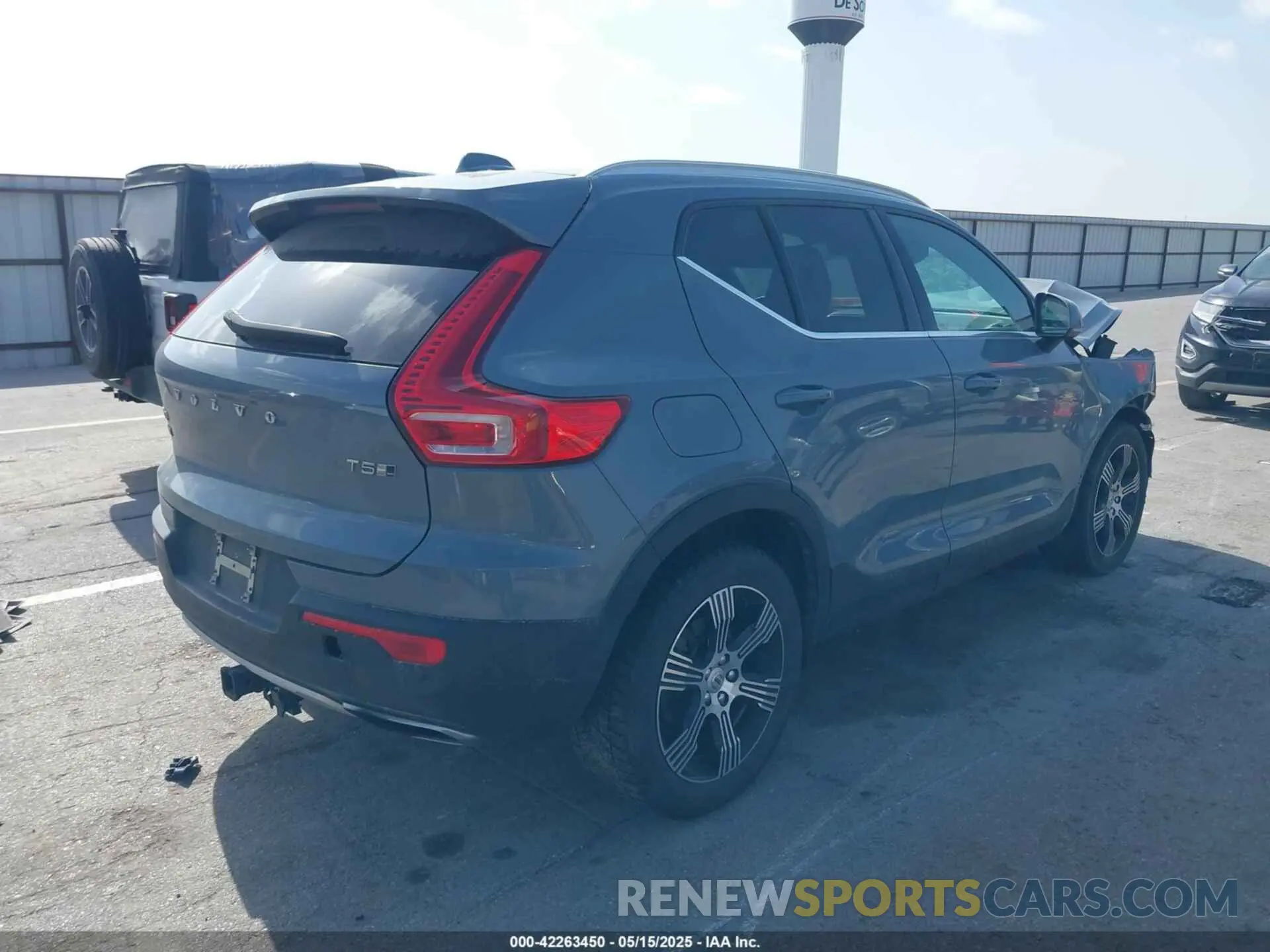 4 Photograph of a damaged car YV4162UL2L2306951 VOLVO XC40 2020