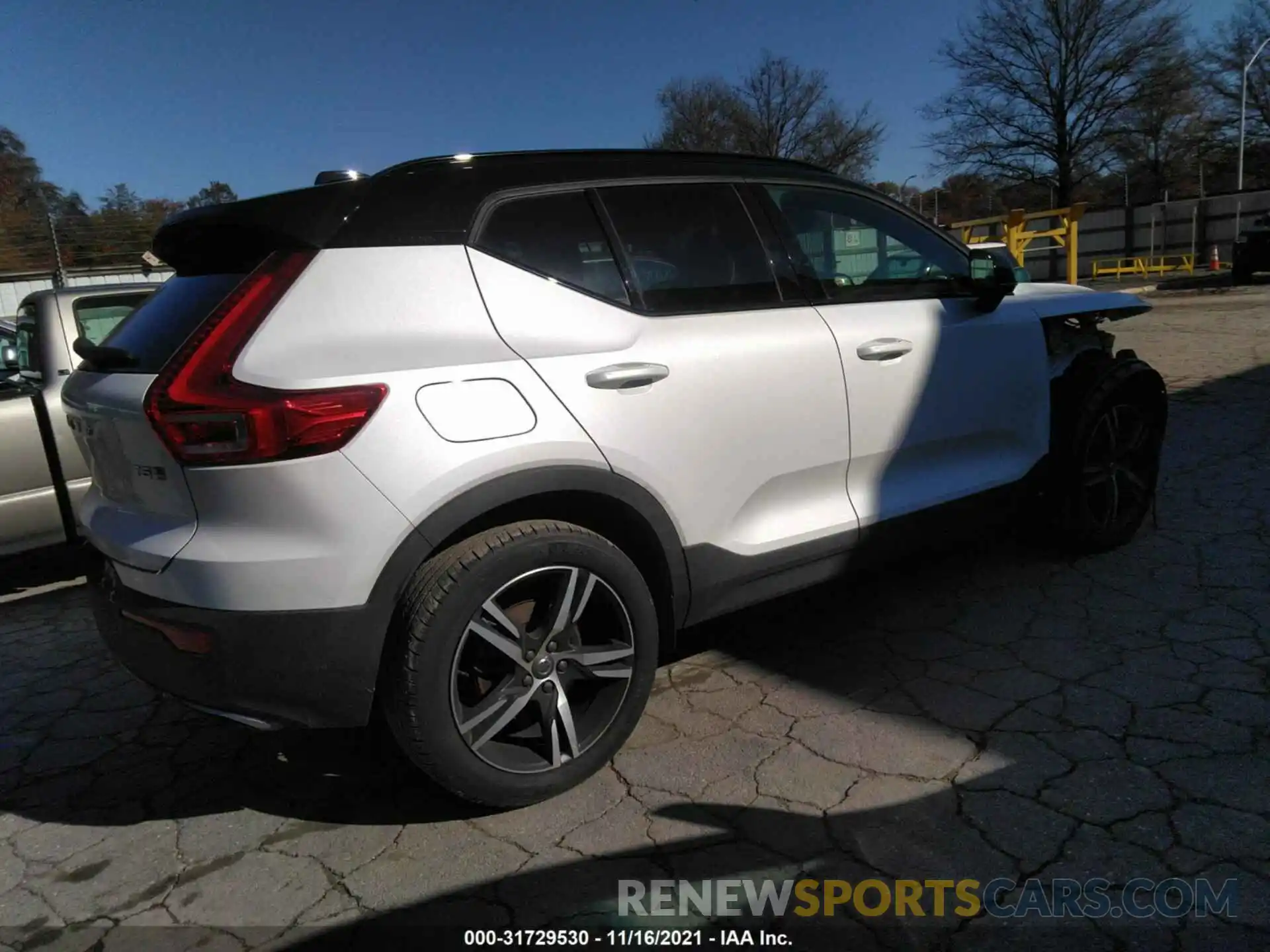 4 Photograph of a damaged car YV4162UM0L2331484 VOLVO XC40 2020