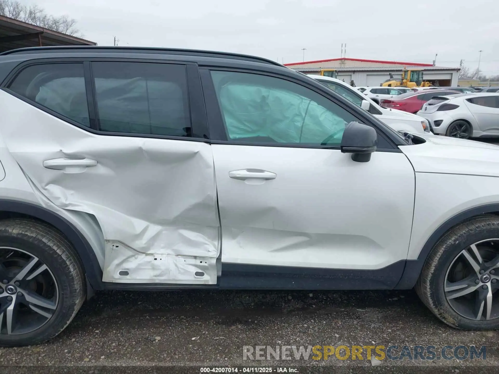 13 Photograph of a damaged car YV4162UM1L2337682 VOLVO XC40 2020