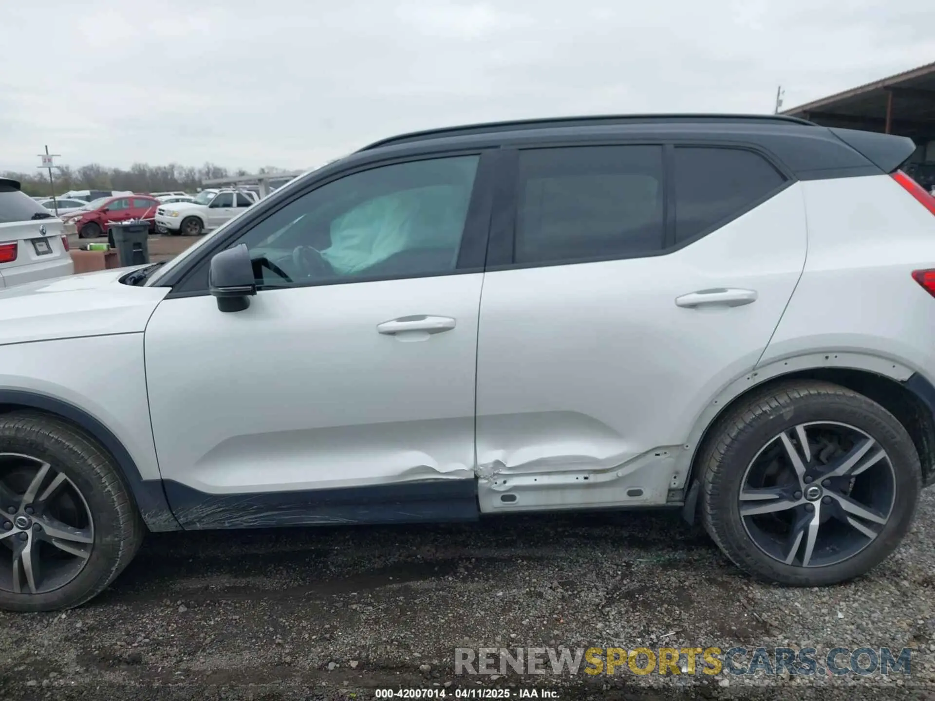 14 Photograph of a damaged car YV4162UM1L2337682 VOLVO XC40 2020