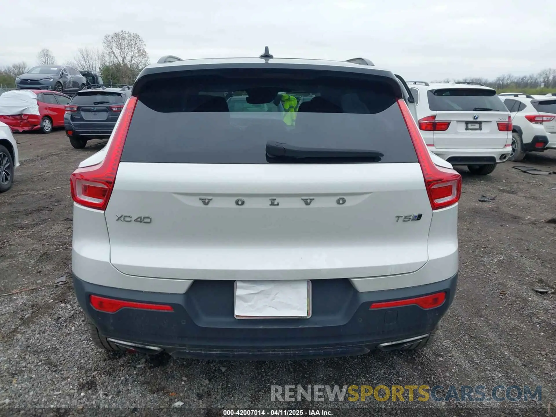 16 Photograph of a damaged car YV4162UM1L2337682 VOLVO XC40 2020