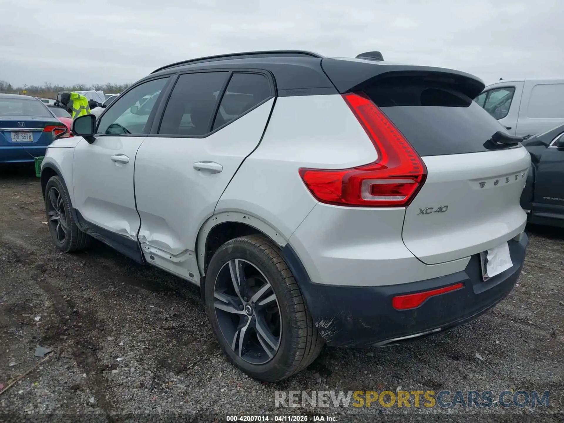 3 Photograph of a damaged car YV4162UM1L2337682 VOLVO XC40 2020