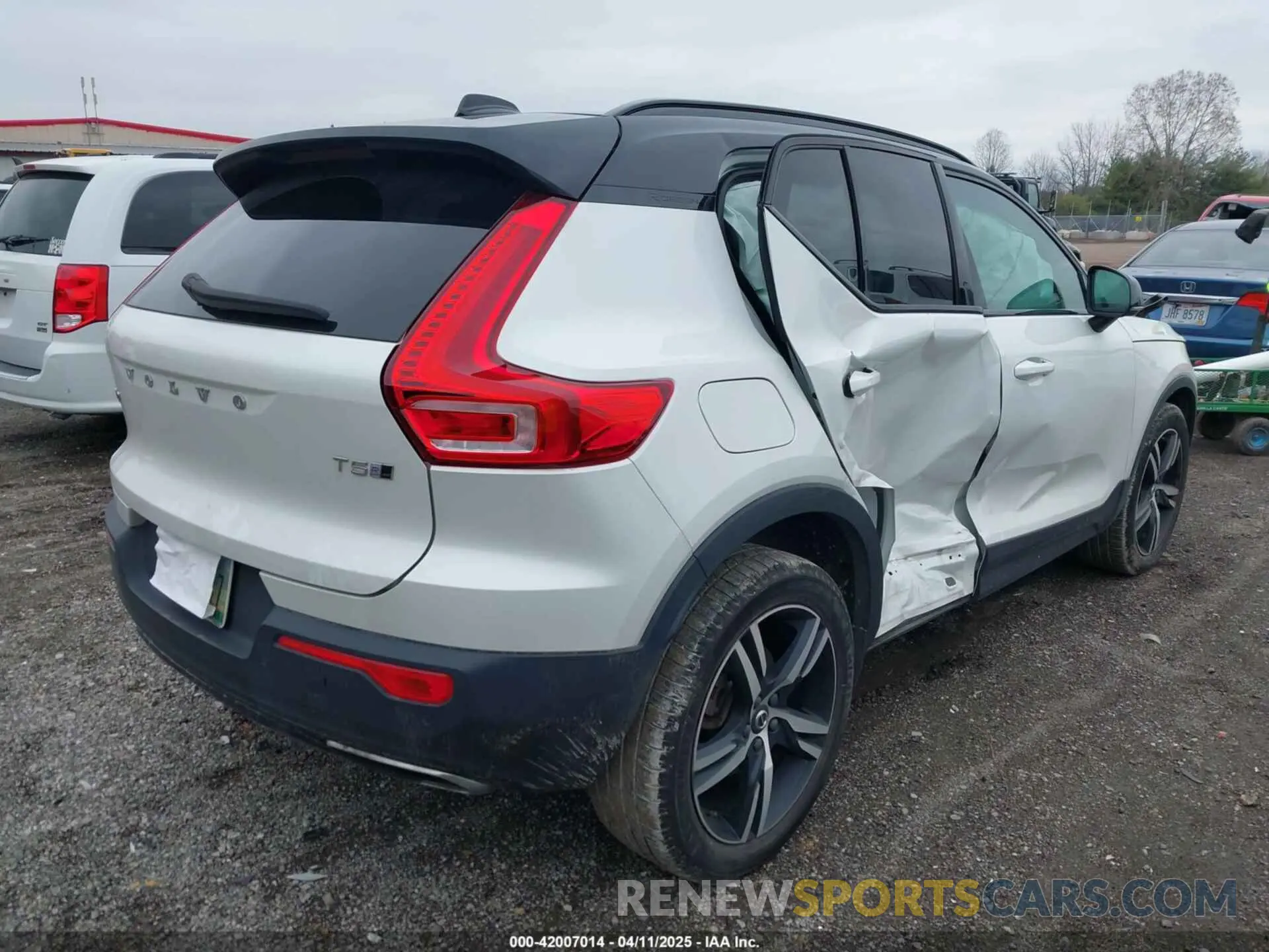 4 Photograph of a damaged car YV4162UM1L2337682 VOLVO XC40 2020