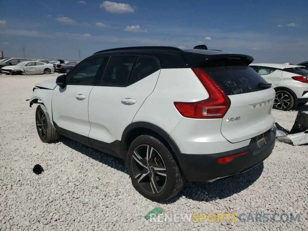 3 Photograph of a damaged car YV4162UM5L2198186 VOLVO XC40 2020