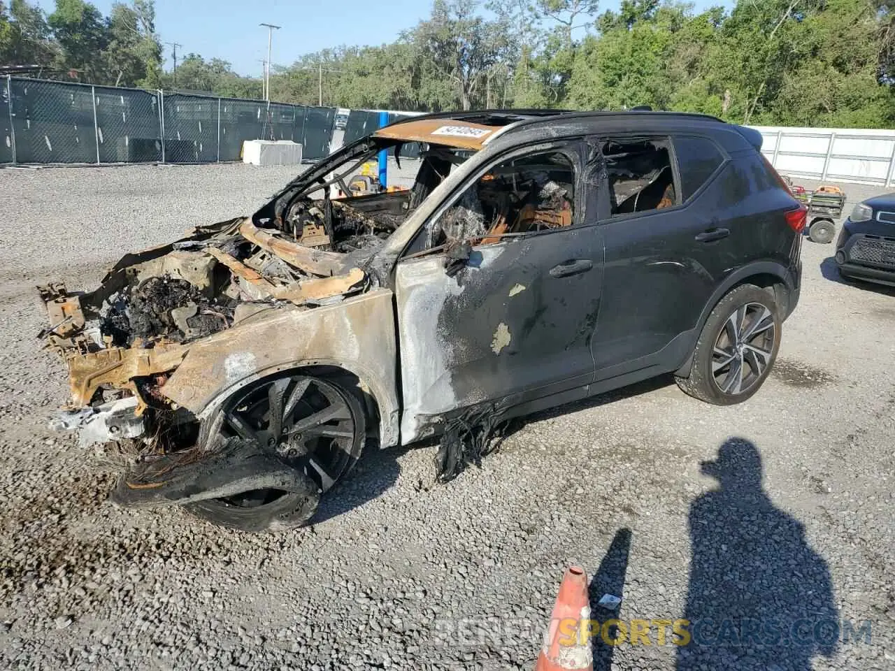 1 Photograph of a damaged car YV4162UM8L2184542 VOLVO XC40 2020