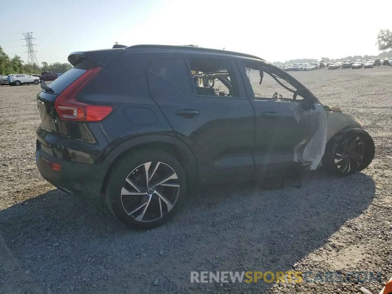 3 Photograph of a damaged car YV4162UM8L2184542 VOLVO XC40 2020