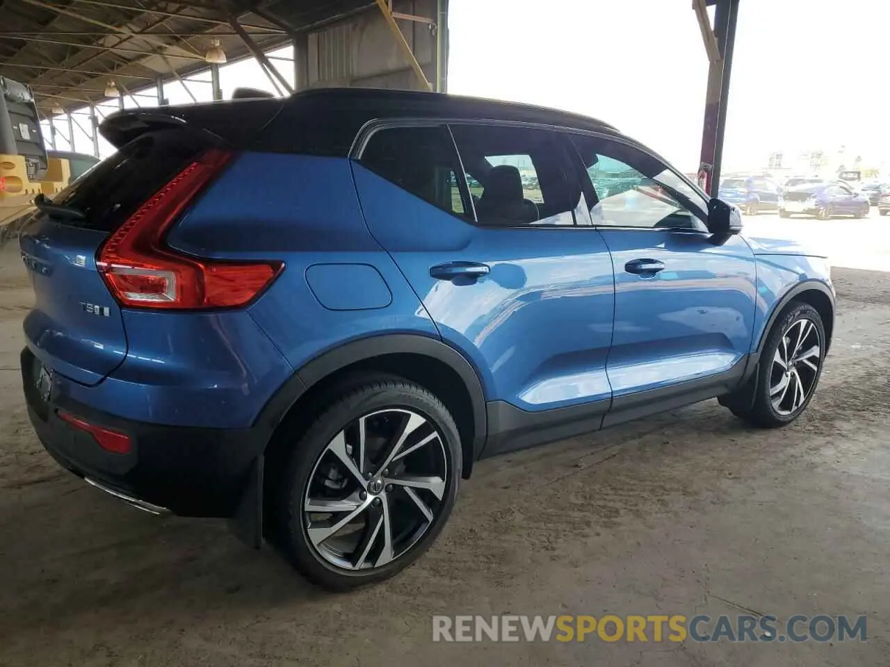 3 Photograph of a damaged car YV4162UM8L2321365 VOLVO XC40 2020