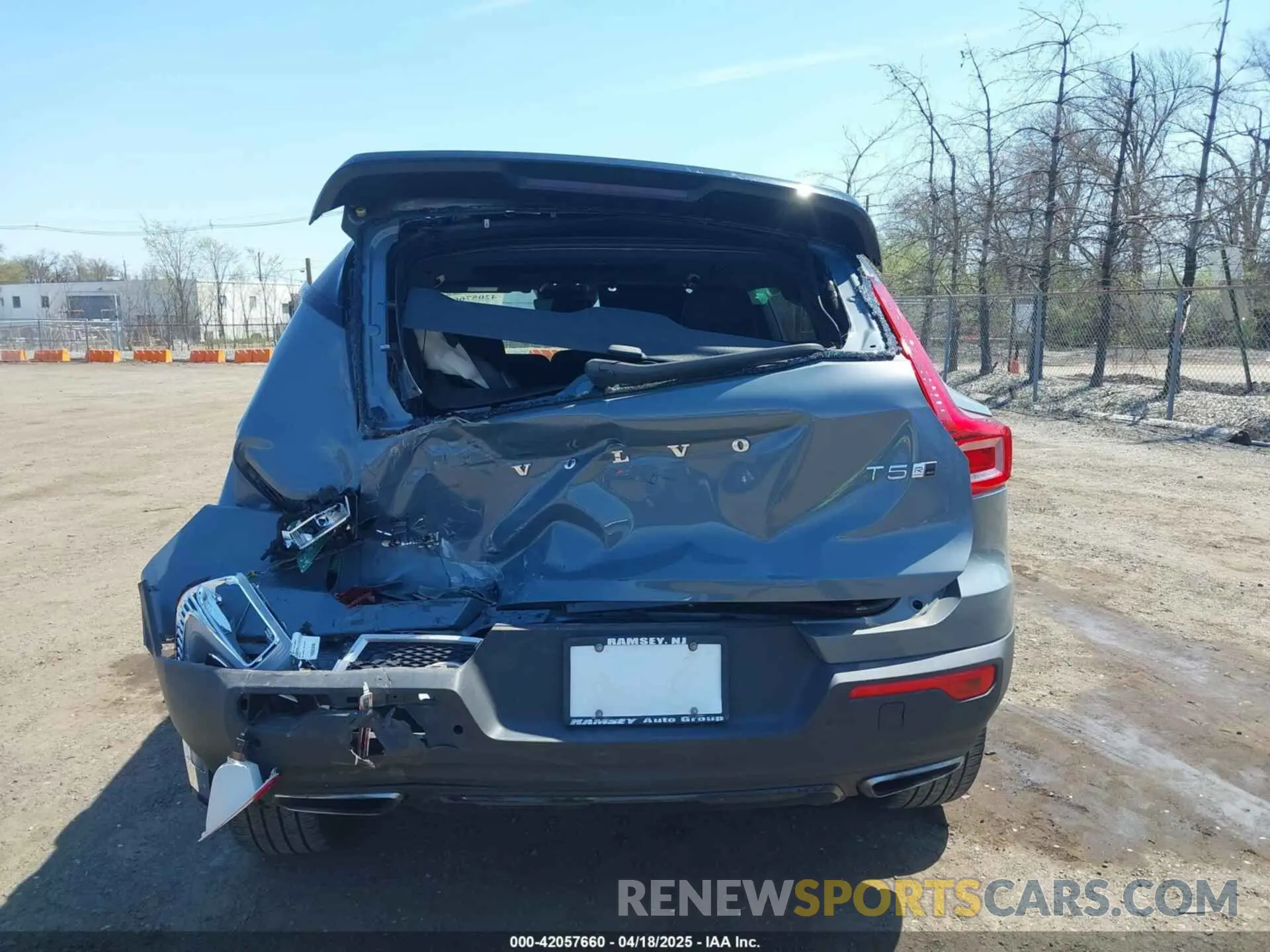 16 Photograph of a damaged car YV4162UM9L2348168 VOLVO XC40 2020