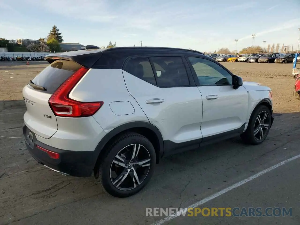 3 Photograph of a damaged car YV4162UMXL2319147 VOLVO XC40 2020