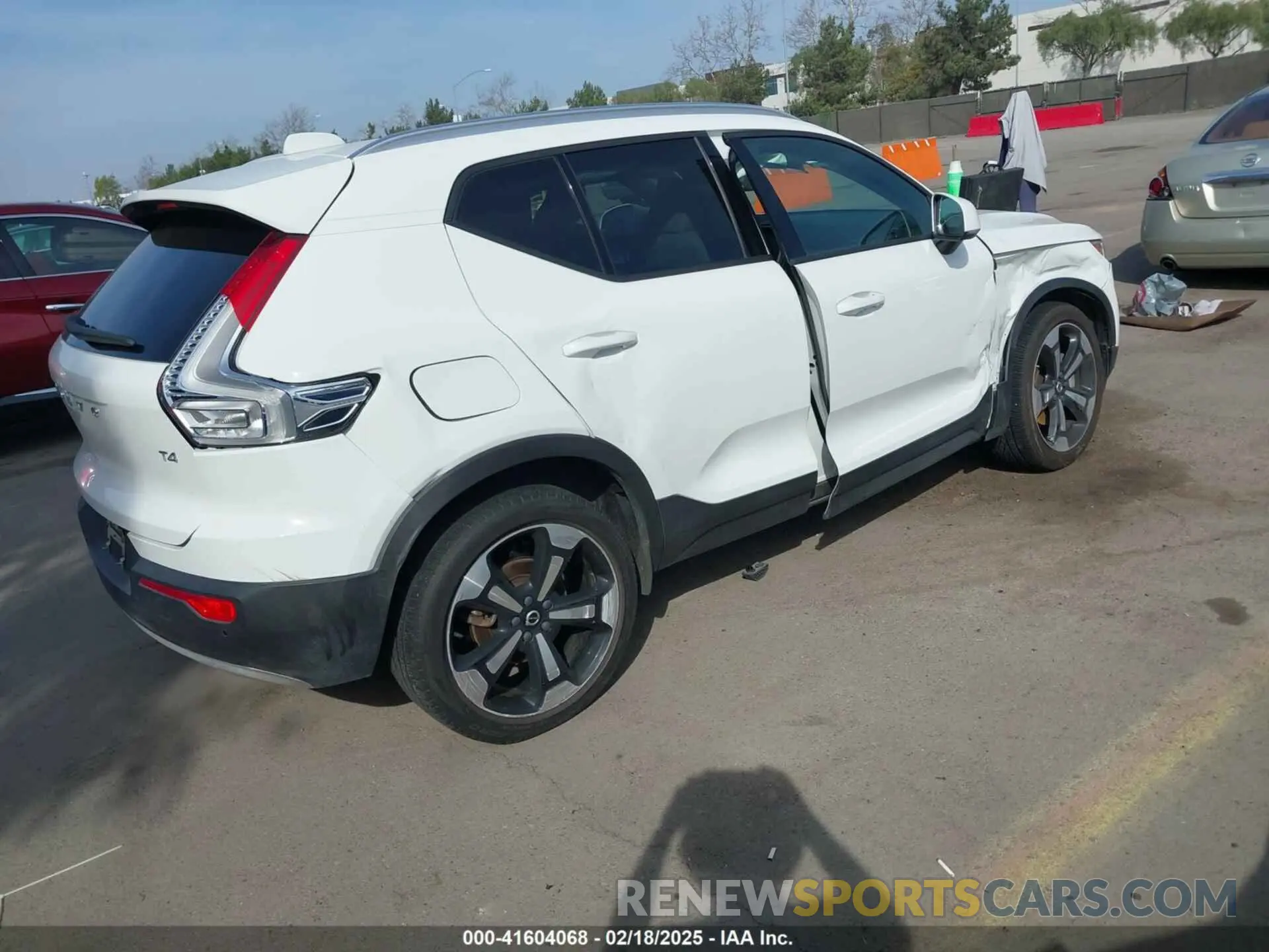 4 Photograph of a damaged car YV4AC2HK9L2206453 VOLVO XC40 2020