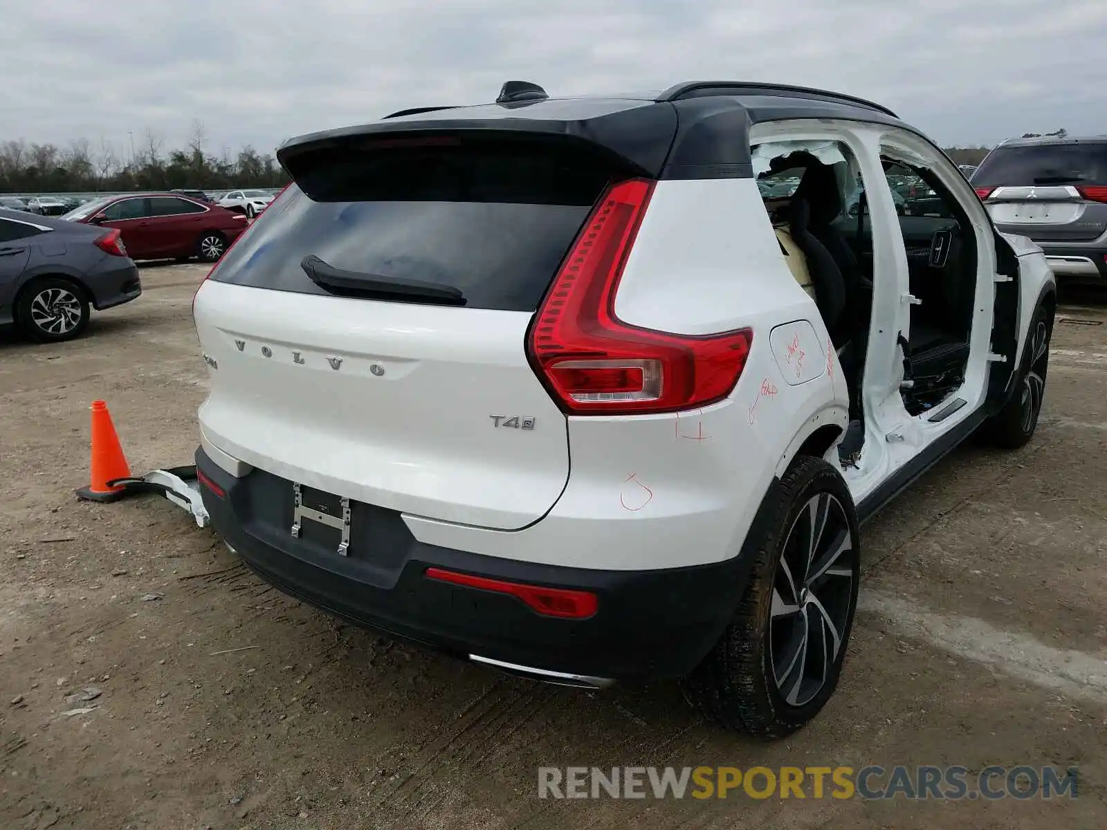 4 Photograph of a damaged car YV4AC2HM0L2306572 VOLVO XC40 2020