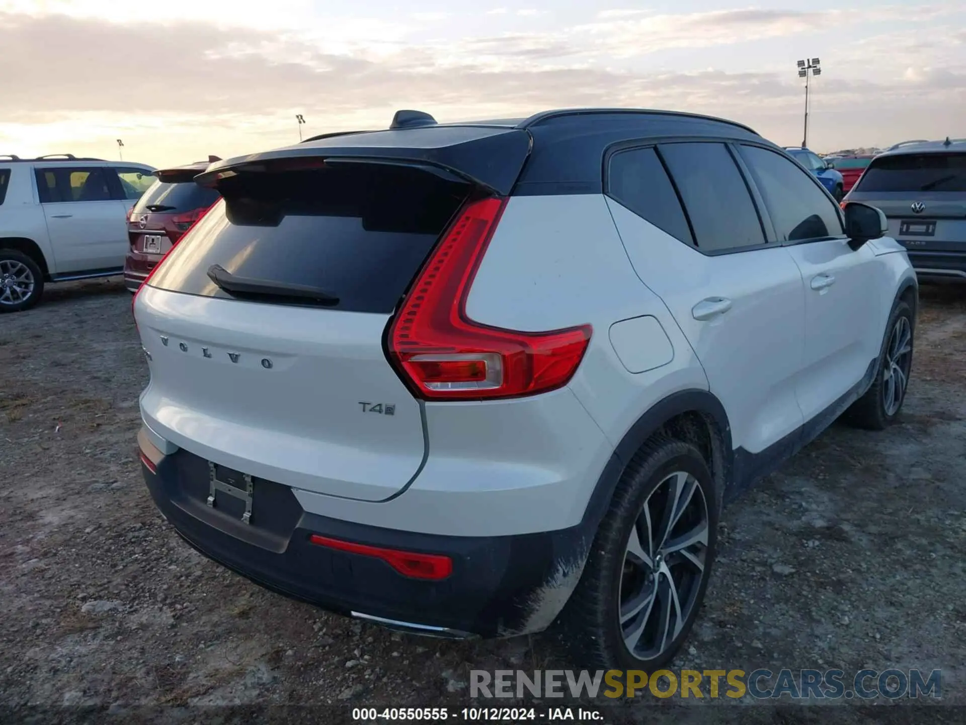 4 Photograph of a damaged car YV4AC2HM7L2345658 VOLVO XC40 2020