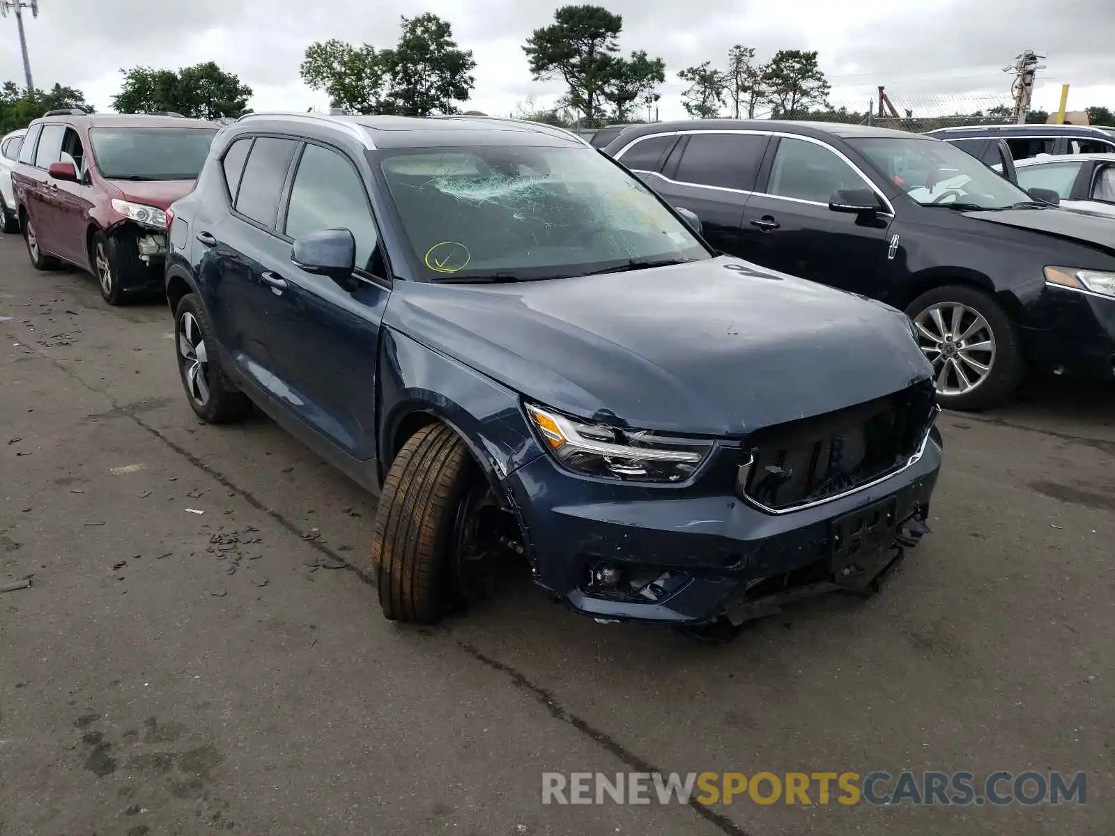 1 Photograph of a damaged car YV4162UK0M2432847 VOLVO XC40 2021