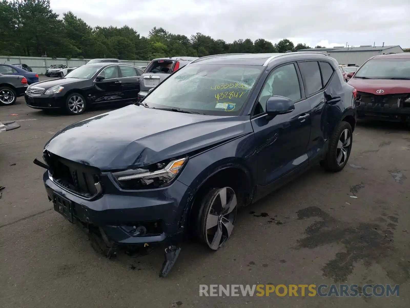 2 Photograph of a damaged car YV4162UK0M2432847 VOLVO XC40 2021