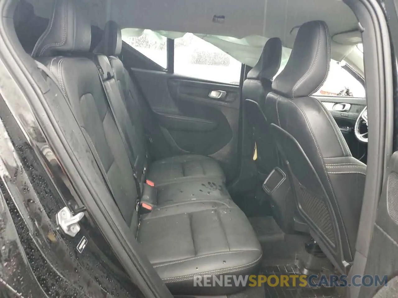 11 Photograph of a damaged car YV4162UK0M2507045 VOLVO XC40 2021