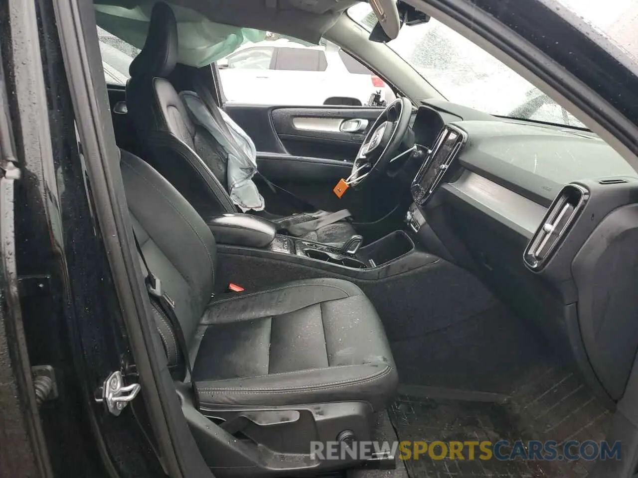 7 Photograph of a damaged car YV4162UK0M2507045 VOLVO XC40 2021