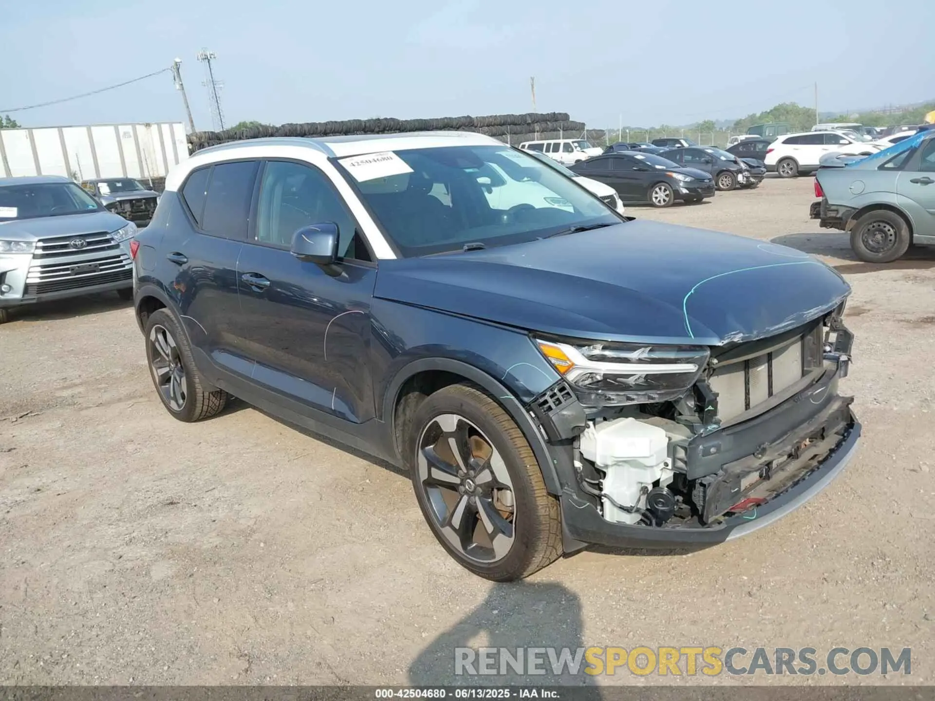 1 Photograph of a damaged car YV4162UK1M2464500 VOLVO XC40 2021