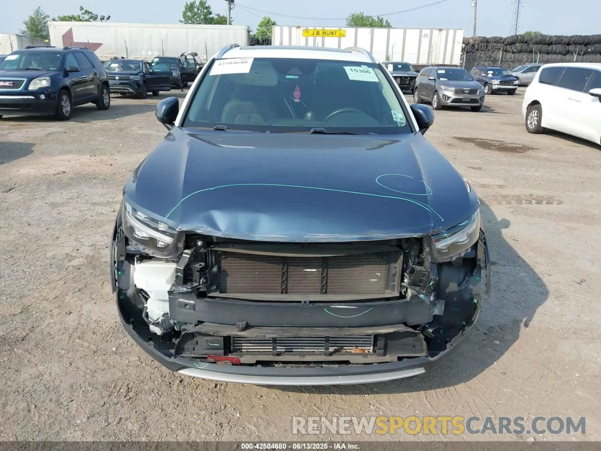 13 Photograph of a damaged car YV4162UK1M2464500 VOLVO XC40 2021