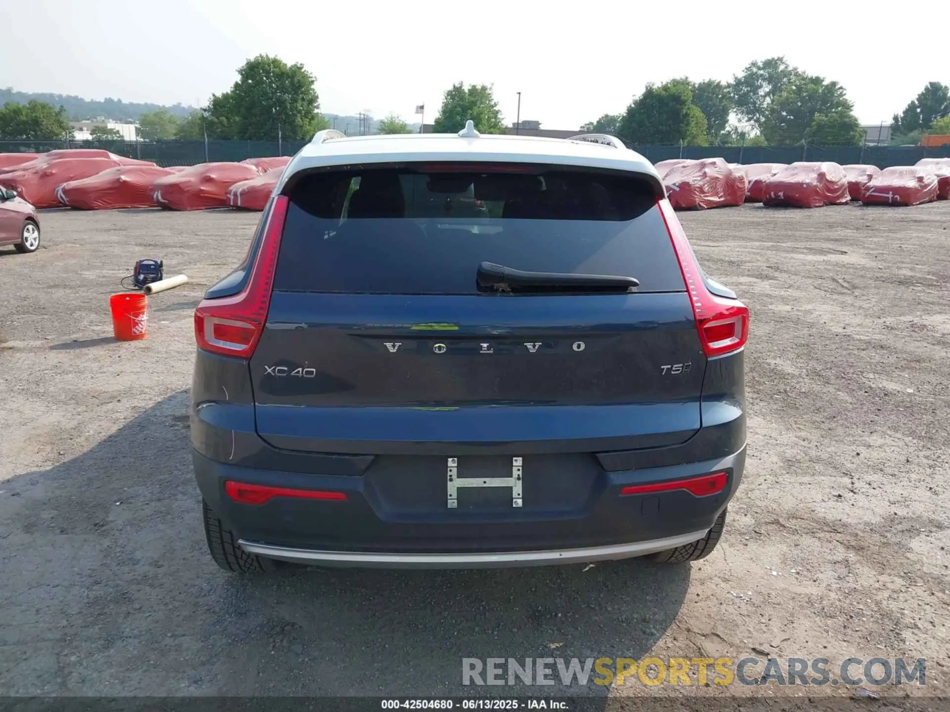 17 Photograph of a damaged car YV4162UK1M2464500 VOLVO XC40 2021
